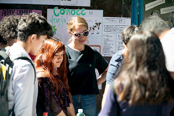 Niños, niñas y jóvenes fueron protagonistas de la Feria de Aprendizajes del programa #PentaUC🥳🙌. La iniciativa reunió a estudiantes, familias y la #ComunidadUC en una jornada que visibilizó proyectos interdisciplinarios y fortaleció habilidades🧠🧩: acortar.link/IOI42j