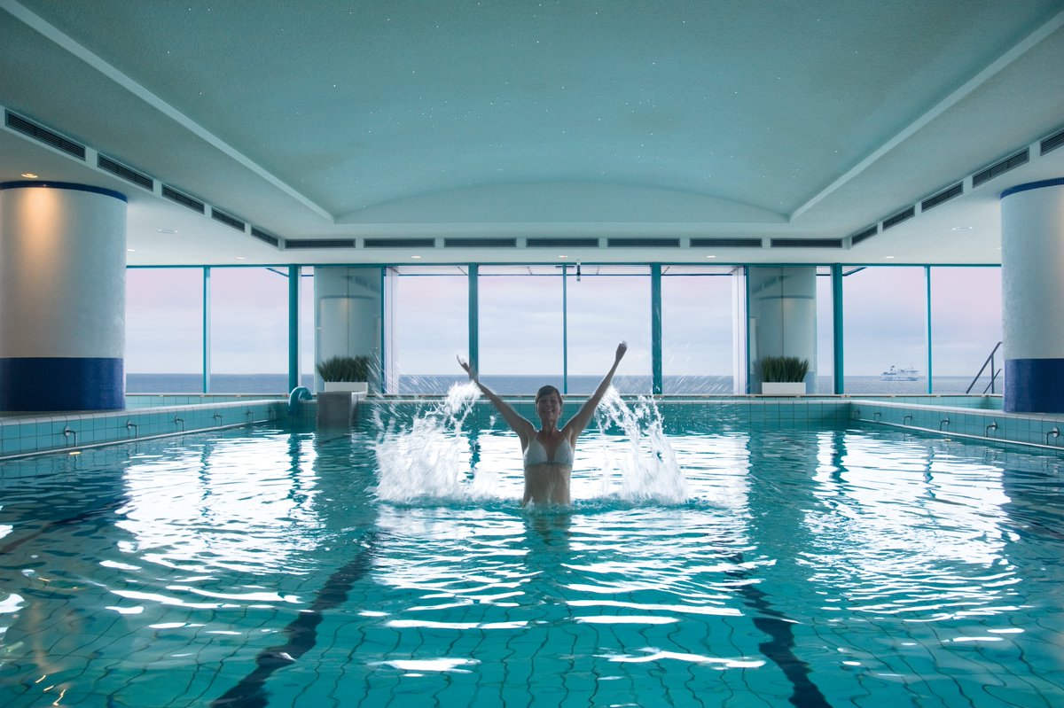 Hotel_NEPTUN's tweet image. Fit ins neue Jahr mit dem 3-Monats-Ticket "Januar - März 2025" im NEPTUN SPA: Meerwasserpool, Meerblick-Sauna, #Fitness &amp;amp; #Kurse mit Meerblick etc.
So-Fr, 9-22 Uhr für 525 €, begr. Kondingent, buchbar bis 20.1.25, 0381-777 401,hotel-neptun.de/erholen/wellne… #fit #vital #sport #ostsee