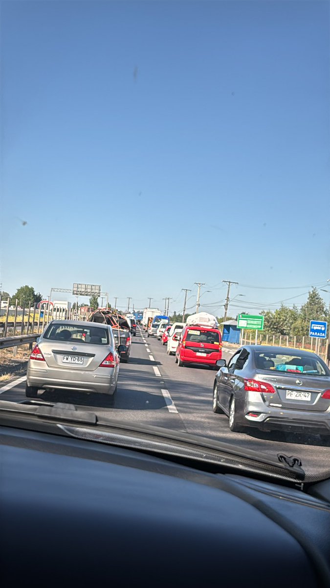 Mucho tráfico en #Ruta5Sur… se avanza a 20 kms/h y 50 kms/h 
armarse de paciencia!!!