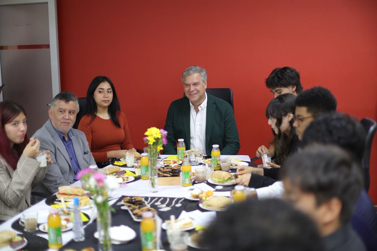 El alcalde y presidente del Directorio de CMDS, Sacha Razmilic, compartió con los estudiantes de liceos municipales que obtuvieron puntaje destacado en la PAES. Felicitaciones🤗#Antofagasta