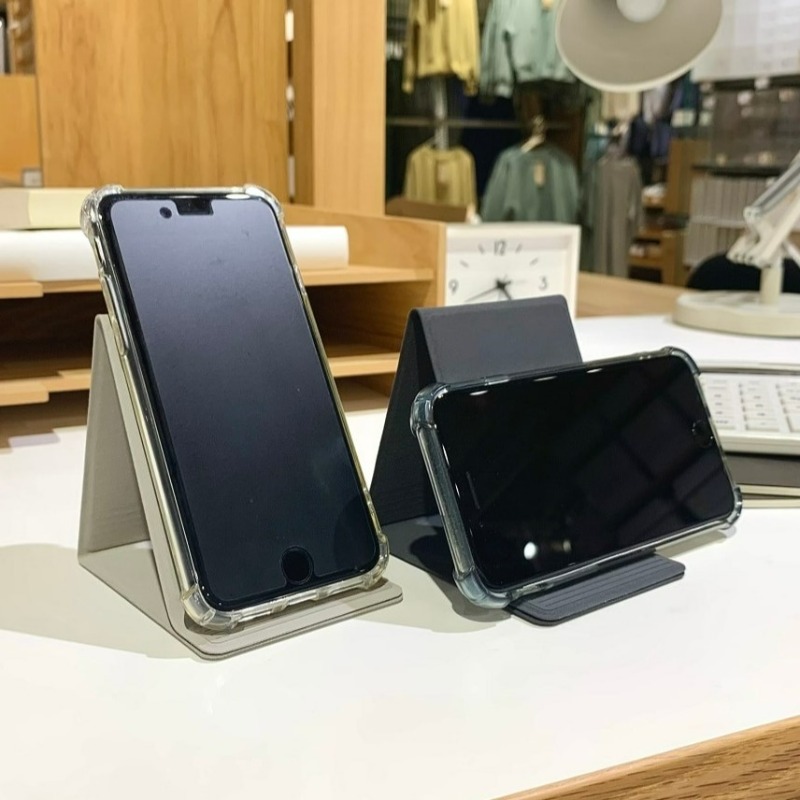 横置き・縦置きどちらにも使える、マグネット式の「スマホスタンド