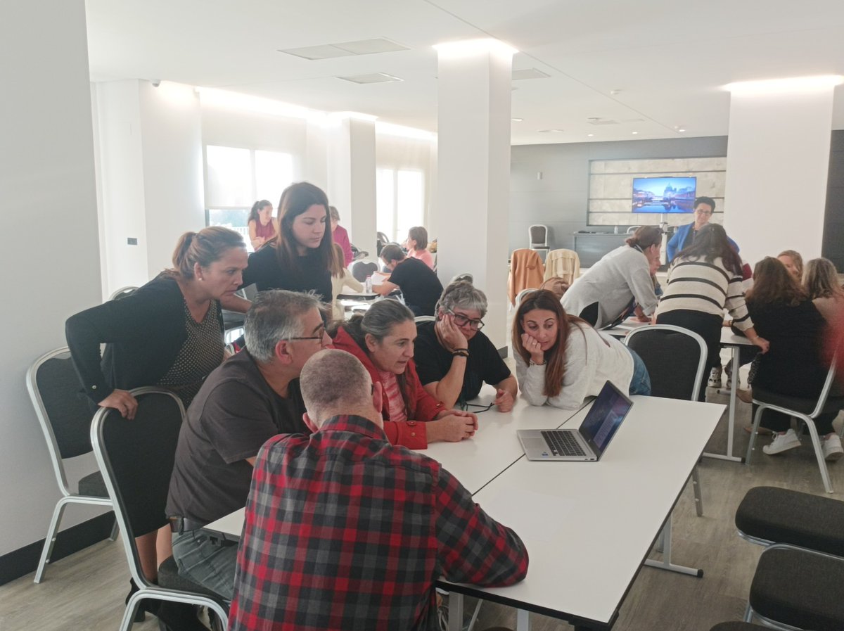 ✅Más de 50 docentes onubenses participan en una 📚formación sobre Erasmus+ y 🖥metodologías innovadoras.
🧑‍👩‍🏫El curso se ha celebrado en el CEP de #Aracena y ha contado con las ponencias de expertos en docencia innovadora de República Checa, Italia y Bélgica.