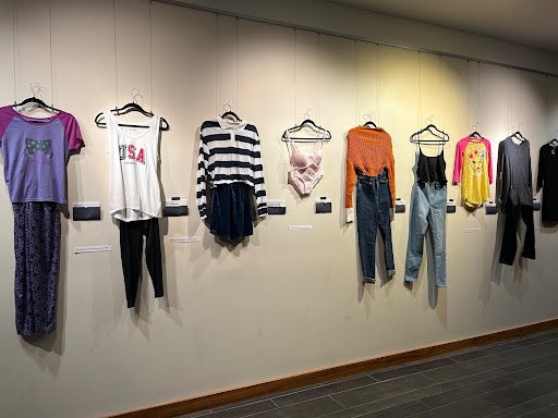 dal_daroo's tweet image. 아동성폭력 생존자입니다. 성폭력 피해자가 사건 당시 입었던 옷을 보여주는 전시회가 세계 각지에서 여러 차례 있었습니다. 펑퍼짐한 바지를 입든, 가슴골이 드러나는 나시를 입든, 란제리를 입고 침실에 있든, 아동복을 입고 놀이터에 있든 성폭력은 피해자의 잘못이 아닙니다.