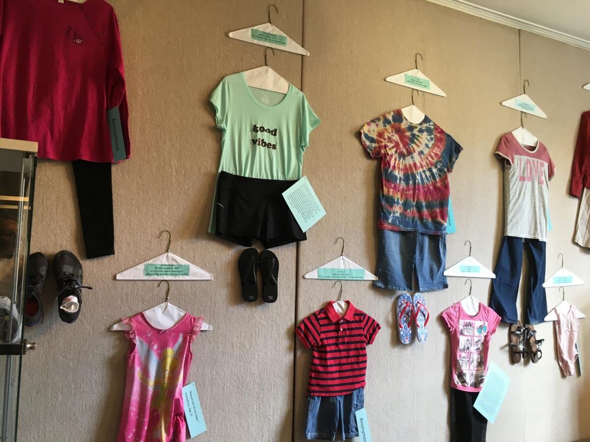 아동성폭력 생존자입니다. 성폭력 피해자가 사건 당시 입었던 옷을 보여주는 전시회가 세계 각지에서 여러 차례 있었습니다. 펑퍼짐한 바지를 입든, 가슴골이 드러나는 나시를 입든, 란제리를 입고 침실에 있든, 아동복을 입고 놀이터에 있든 성폭력은 피해자의 잘못이 아닙니다.