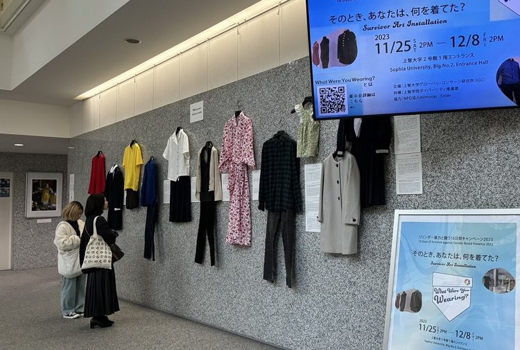 dal_daroo's tweet image. 아동성폭력 생존자입니다. 성폭력 피해자가 사건 당시 입었던 옷을 보여주는 전시회가 세계 각지에서 여러 차례 있었습니다. 펑퍼짐한 바지를 입든, 가슴골이 드러나는 나시를 입든, 란제리를 입고 침실에 있든, 아동복을 입고 놀이터에 있든 성폭력은 피해자의 잘못이 아닙니다.