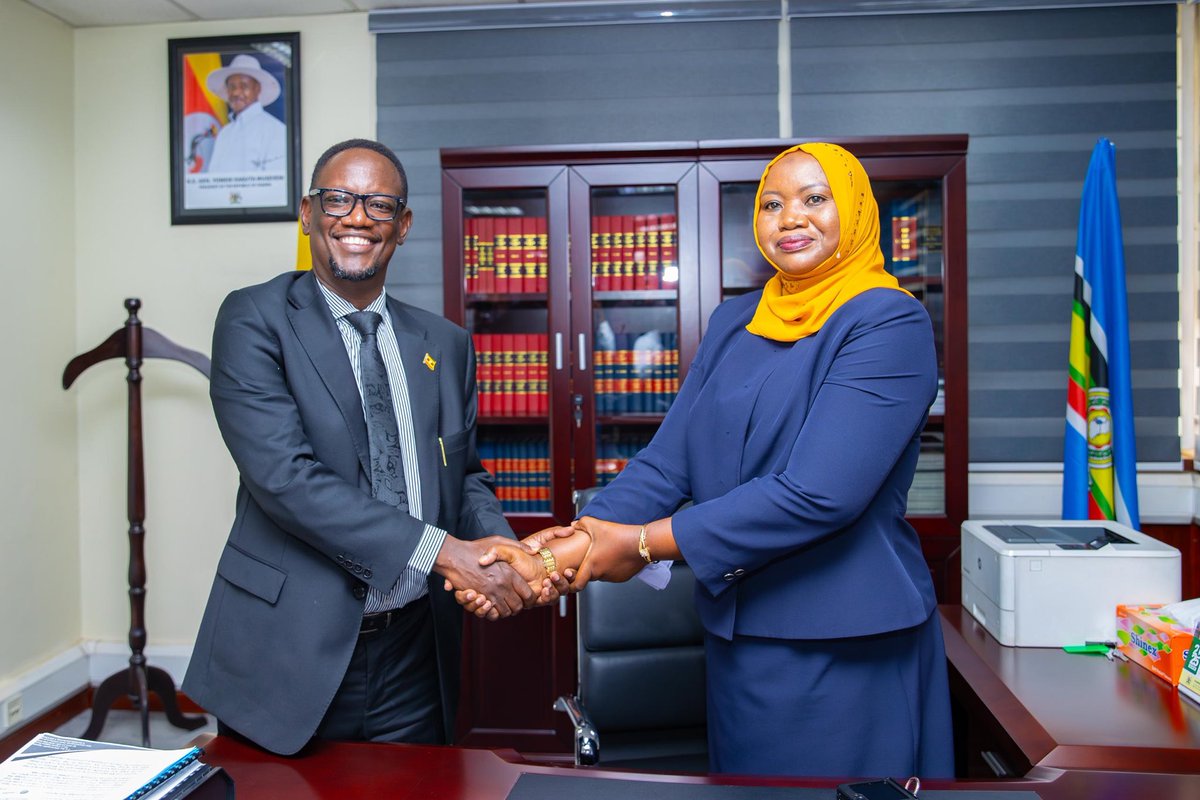 This morning I handed over office of Executive Director,KCCA to our new team leader Hajati Sharifa Buzeki.
I thank H.E The President for entrusting me with this big responsibility for the last 100 days.
I wish the new leaders good luck in their new assignments!