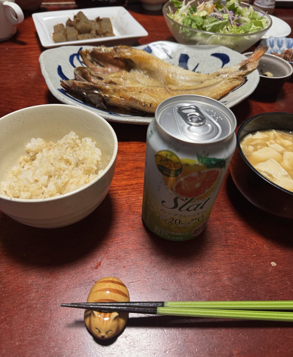 amuhito_meshi's tweet image. 今晩のおかず

休み明けから
一週間の折り返し
まだ半分…「やっと」って感じ😮‍💨

奥さん飯です🎶

＊キンキの干物
＊蒟蒻ステーキ
＊サラダ
＊玄米ごはん

#晩酌 #サワー #Slat
#料理好きな人とつながりたい
#料理記録 #晩ごはん
#糖質制限 #干物

寝っ転がってウトウト
スマホが落ちて
顔面に…痛い😖