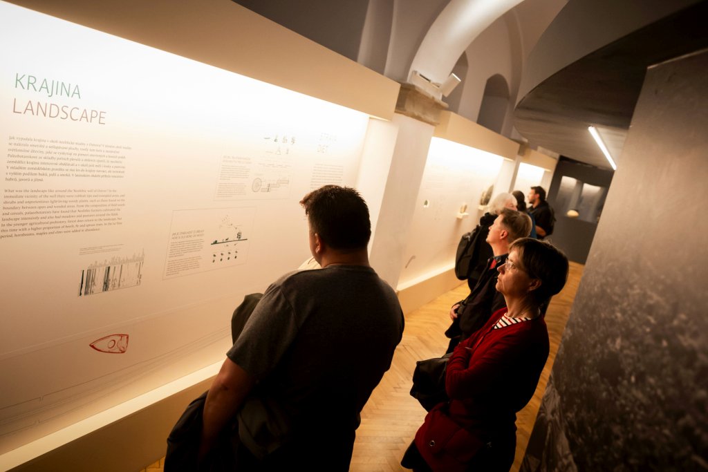 Stavby silnic = archeologův ráj. Na koment. prohlídku výstavy Exit 91/Vykopávky zve VČM <a href="/VPardubice/">Východočeské muzeum - Zámek Pardubice</a> (📷). Expozice na zámku představuje záchr. výzkumy v kraji. V letech 2017 - 23 archeologové prozkoumali 91 km liniových staveb, vč. D35 a obchvatů. Prohlídka: sobota 11. 1., 14 h.