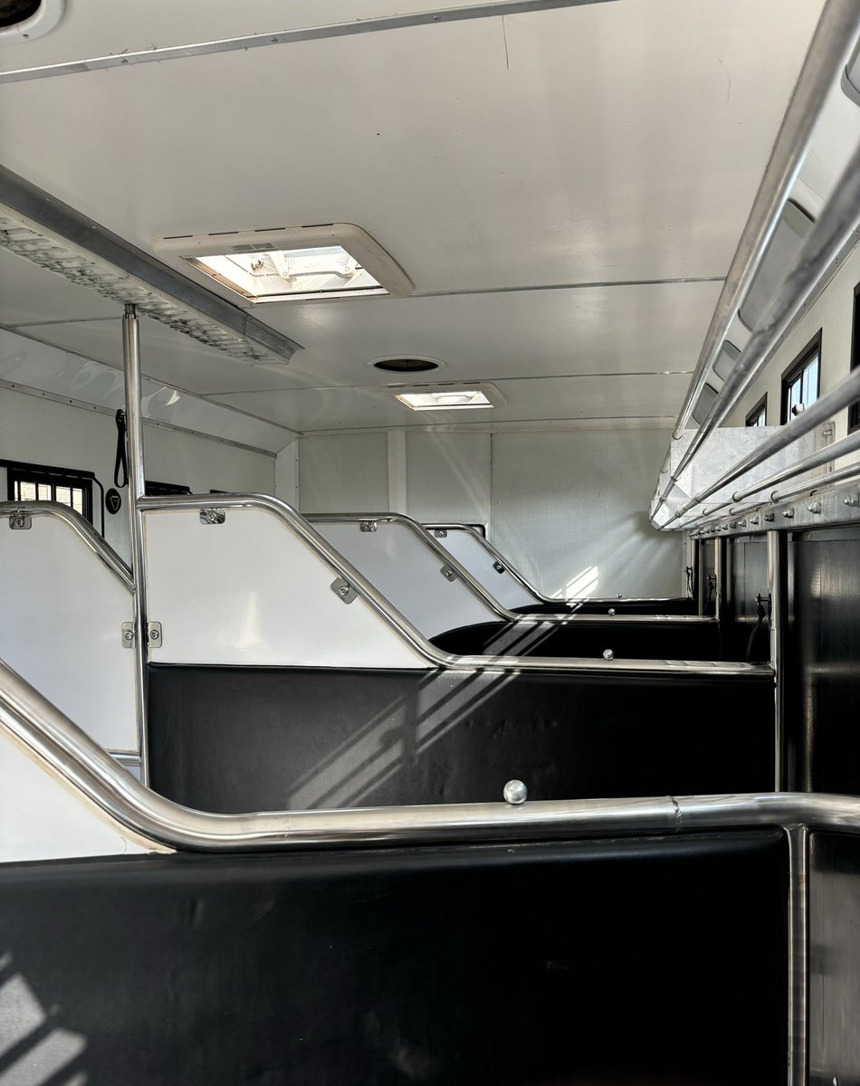 Equitrek Explorer
DAF 210 
Euro 6 
2018
Left Hand Drive
16 Tonne
5/6 Horses
EU Certificated
Very Good Condition 
Matching trailer with living also available

£120,000 + vat

For more info 

07704428880

01484 653617

williamwhitaker89@hotmail.com