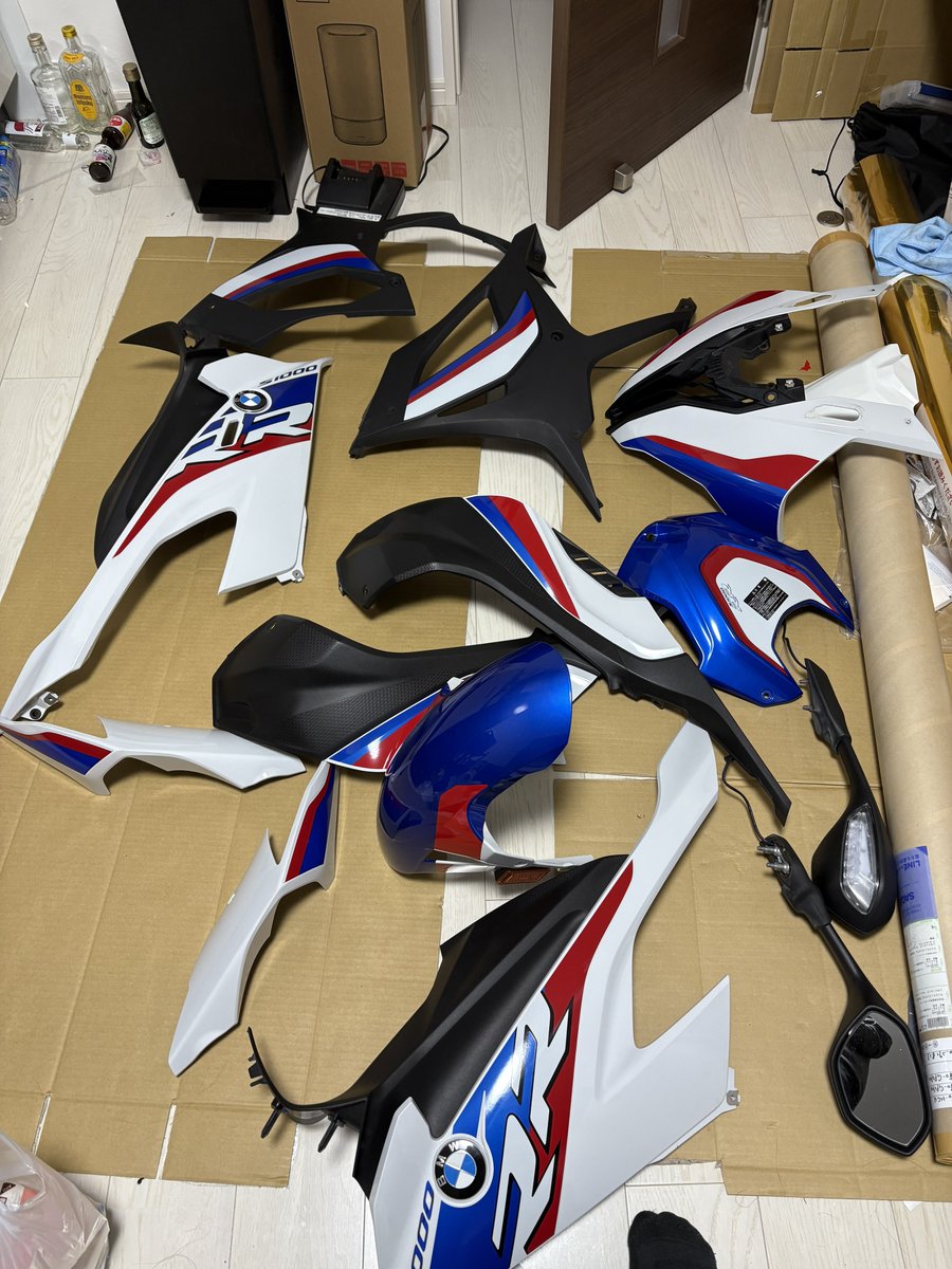 MsFactory_wrap's tweet image. S1000RRのフルラッピング過程

ゴールドパールが美しすぎて貼るの楽しかった🤭