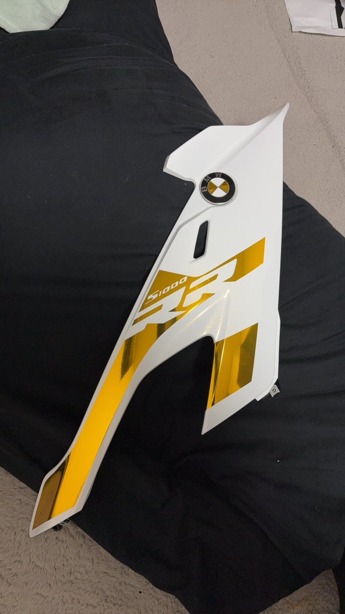 MsFactory_wrap's tweet image. S1000RRのフルラッピング過程

ゴールドパールが美しすぎて貼るの楽しかった🤭