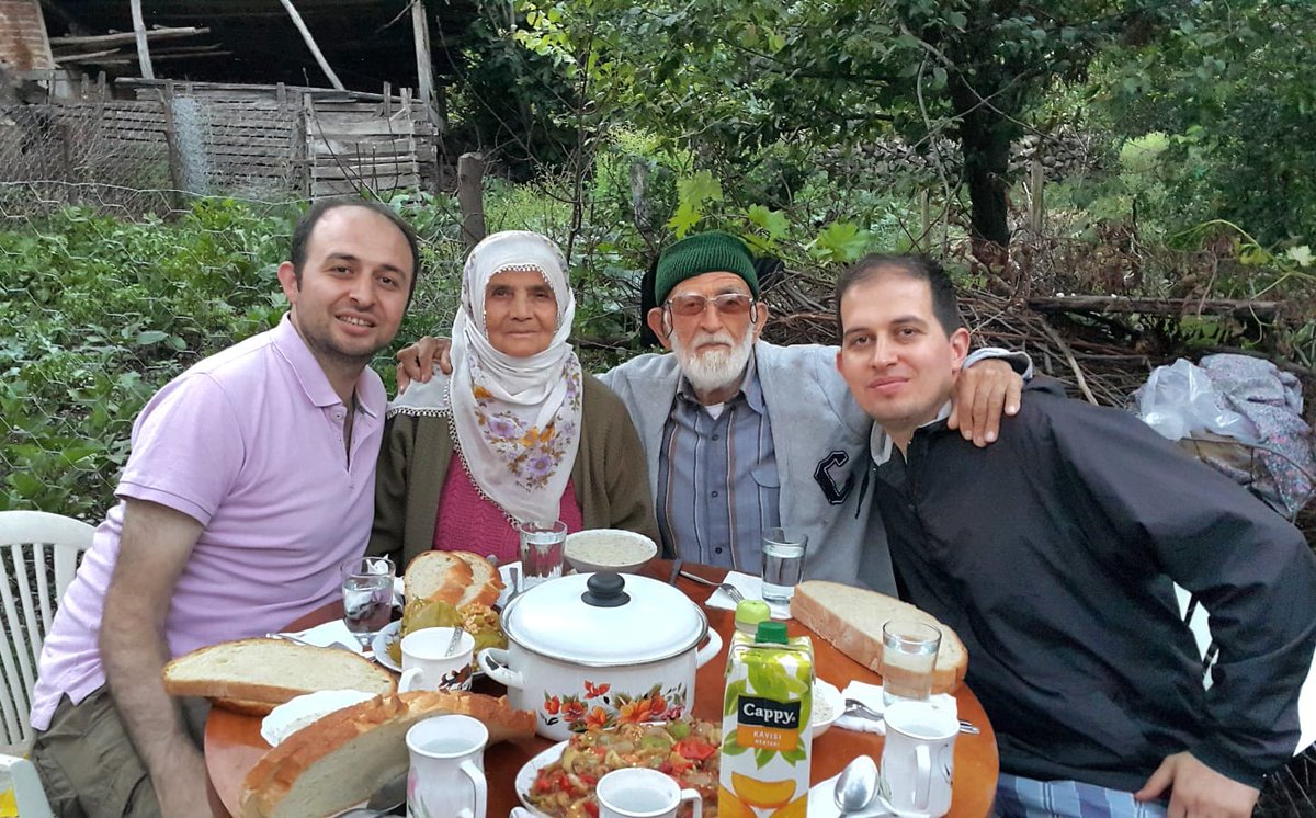 Zaman hızla geçiyor, anılar ise hep kalıyor... Rahmetli dedem ve anneannemle birlikte çekildiğimiz bu fotoğraf, kalbimizde daima yaşayacak bir hatıra. Sizleri sevgiyle anıyoruz. 💙🙏 <a href="/furkanunal34/">Furkan ÜNAL</a>