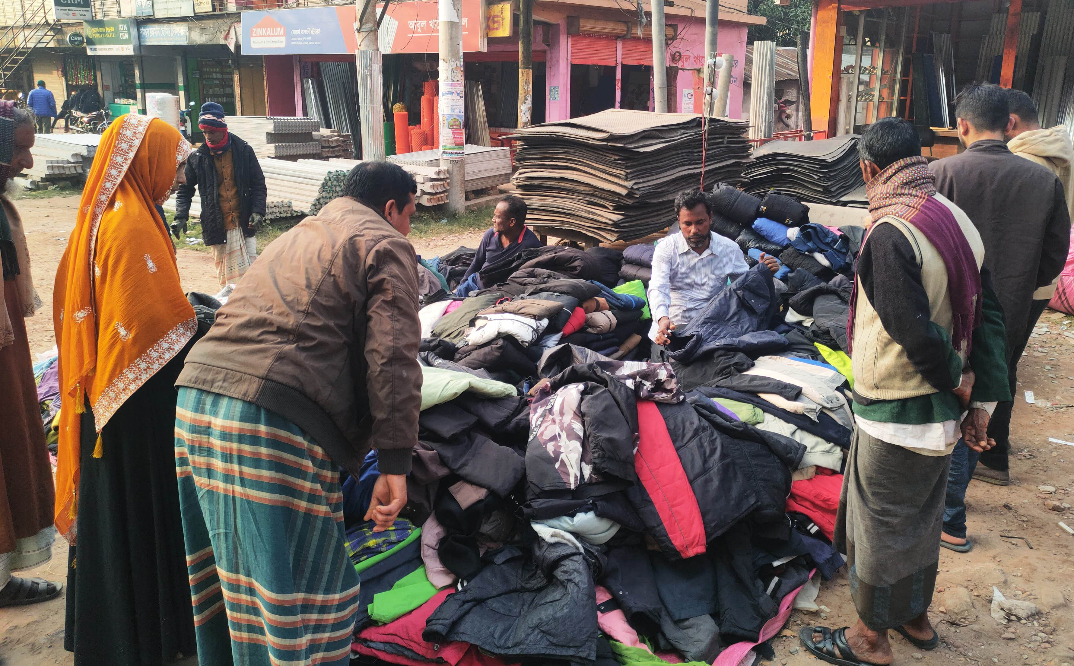 শার্শায় শীতের তীব্রতায় ফুটপাতের দোকানে কেনাকাটার ধুম