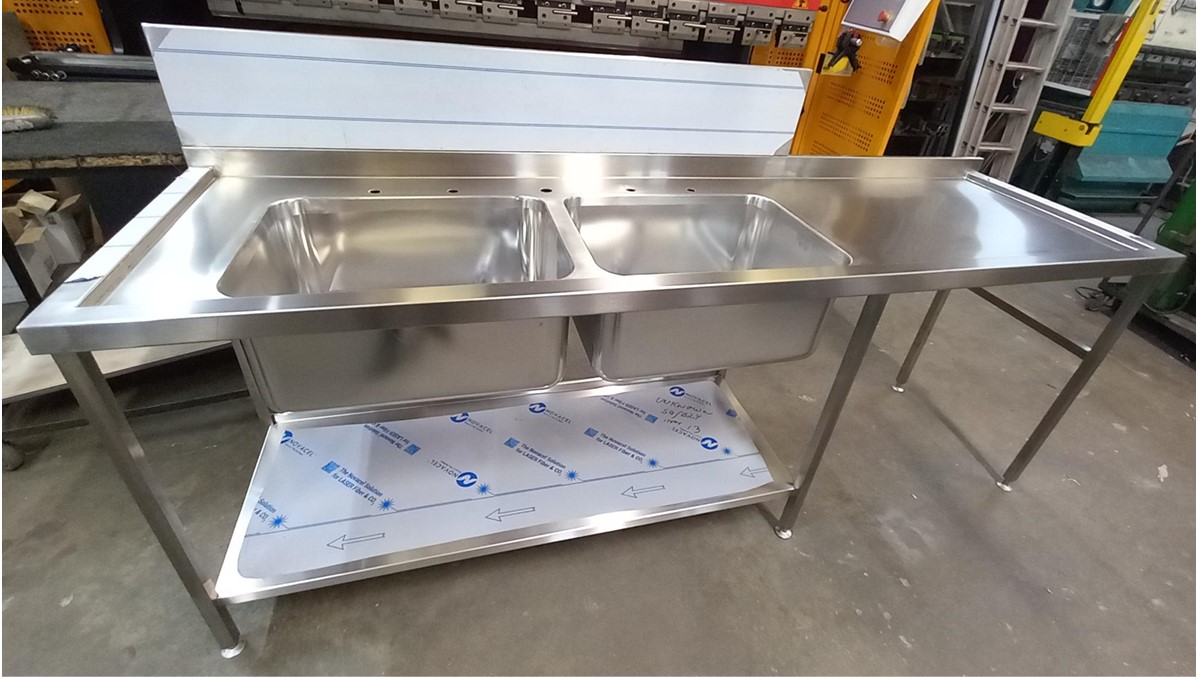Double Sink, Shelf Under &amp; Upstand
#backofhouse #commercialkitchen #kitchen #restaurant #hotel #cafe #schoolmeals #hospital #shoplocal #culinary #design #hospitality #London #pubrooms #ukchef #restaurantowner #fishandchipshop #bakerybusiness #schooldinner #carehomes #southend
