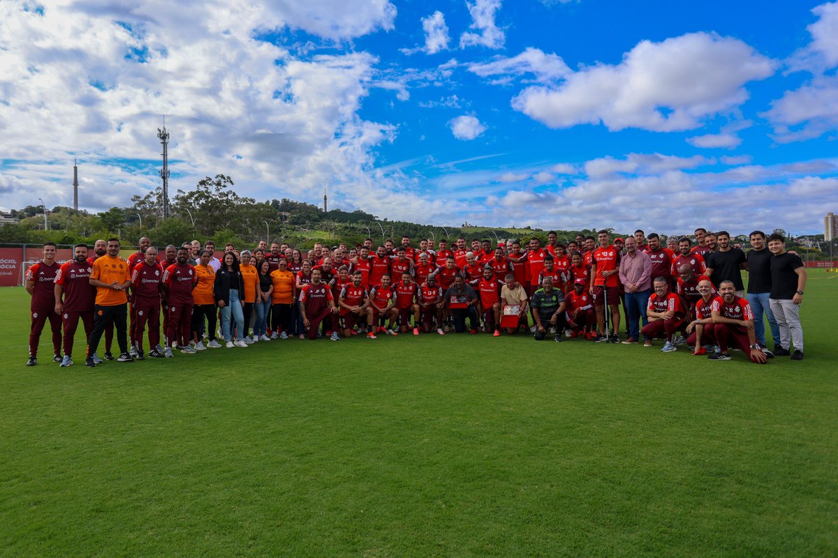 SCInternacional's tweet image. Após décadas de dedicação, profissionalismo e amor ao Sport Club Internacional, os massagistas Banha, com 41 anos de clube, e Juarez, com 34 anos, estão se aposentando. Esses dois ícones do vestiário colorado foram fundamentais em muitas conquistas e deixam um legado eterno de…