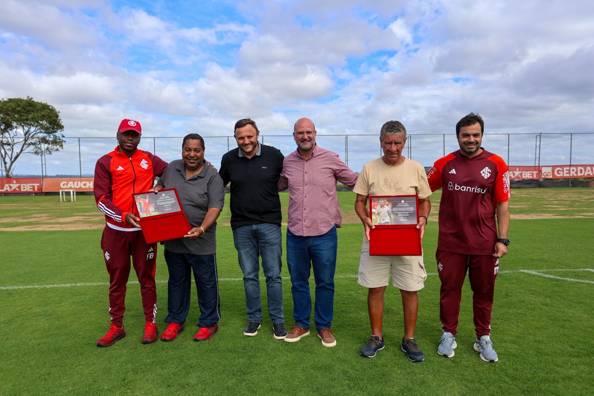 SCInternacional's tweet image. Após décadas de dedicação, profissionalismo e amor ao Sport Club Internacional, os massagistas Banha, com 41 anos de clube, e Juarez, com 34 anos, estão se aposentando. Esses dois ícones do vestiário colorado foram fundamentais em muitas conquistas e deixam um legado eterno de…
