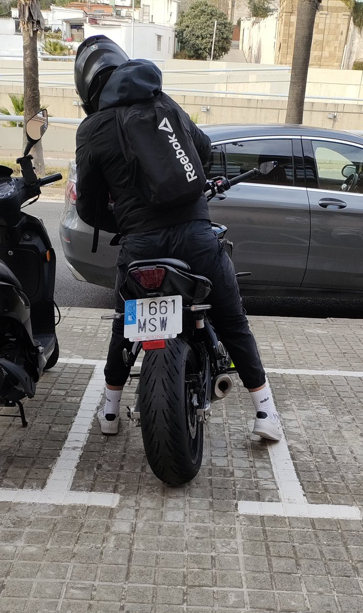 Aquest tió ha conduït per la vorera a tota hostia uns 300m per aparcar. Li crido l'atenció, resposta : puta, guarra, desgraciada i altres. <a href="/GUBBarcelona/">Guàrdia Urbana Barcelona</a>
<a href="/bcn_ajuntament/">Ajuntament de Barcelona</a> <a href="/AlertaNews24/">Alerta News 24</a> <a href="/VLliures/">Voreres Lliures</a> <a href="/motoristesbcn/">Motoristes BCN Oficial #RecuperemLaCiutat</a>