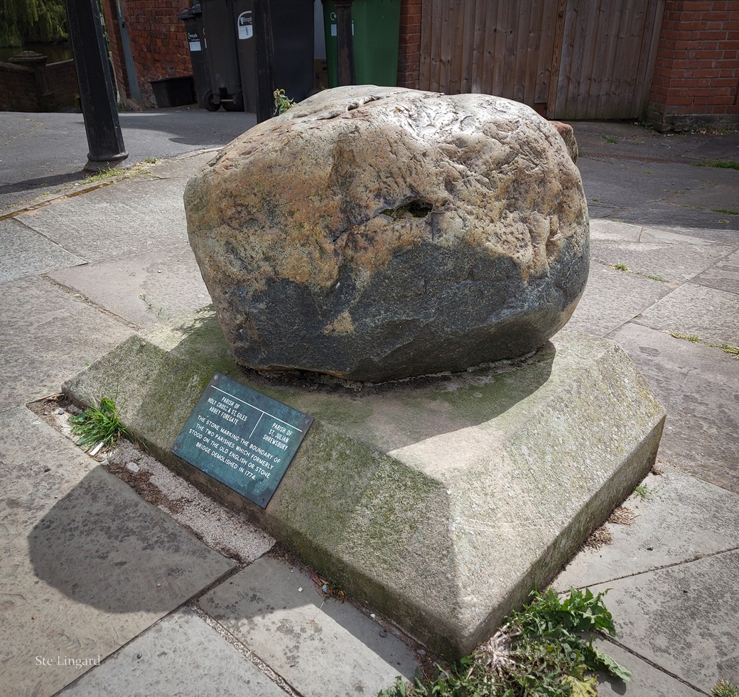 "The stone marking the boundary of the two parishes [Holy Cross &amp; St. Giles, Abbey Foregate &amp; St. Julian #Shrewsbury] which formerly stood on the Old English or Stone Bridge demolished in 1774." Now on a plinth on the town side of the new bridge. #Shropshire #Boundaries
📷 My own