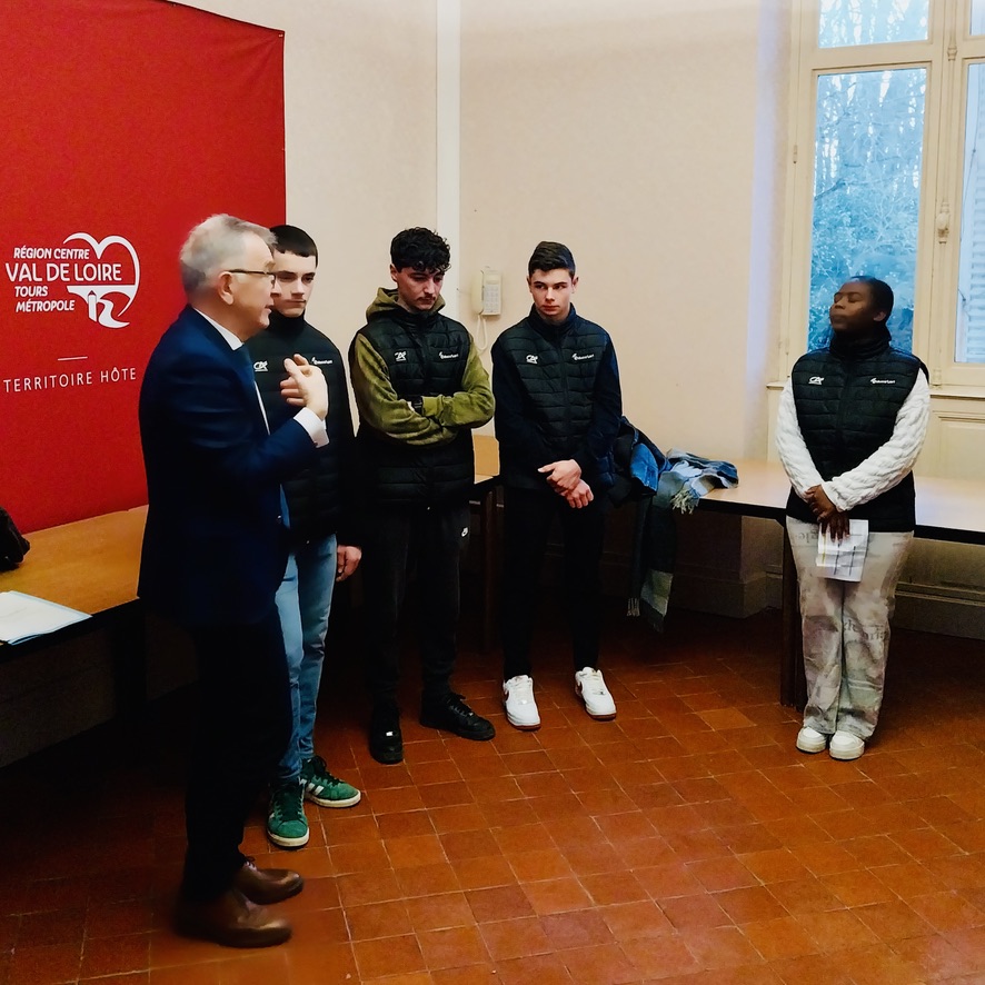 #Lycées 🏫
👋 Le Président <a href="/fbonneau/">François Bonneau</a> en visite au lycée Éducavert d'Amboise pour découvrir des projets financés par la <a href="/RCValdeLoire/">Région Centre-Val de Loire</a> via Pro'Jeunes et COP'O'Lycées : 50 lycées et 2 000 élèves de la région sont engagés contre le changement climatique ✅

🔗 rcvl.fr/Lycees