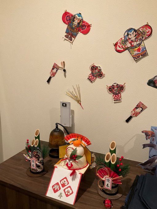 まだおめでたいままの玄関である 