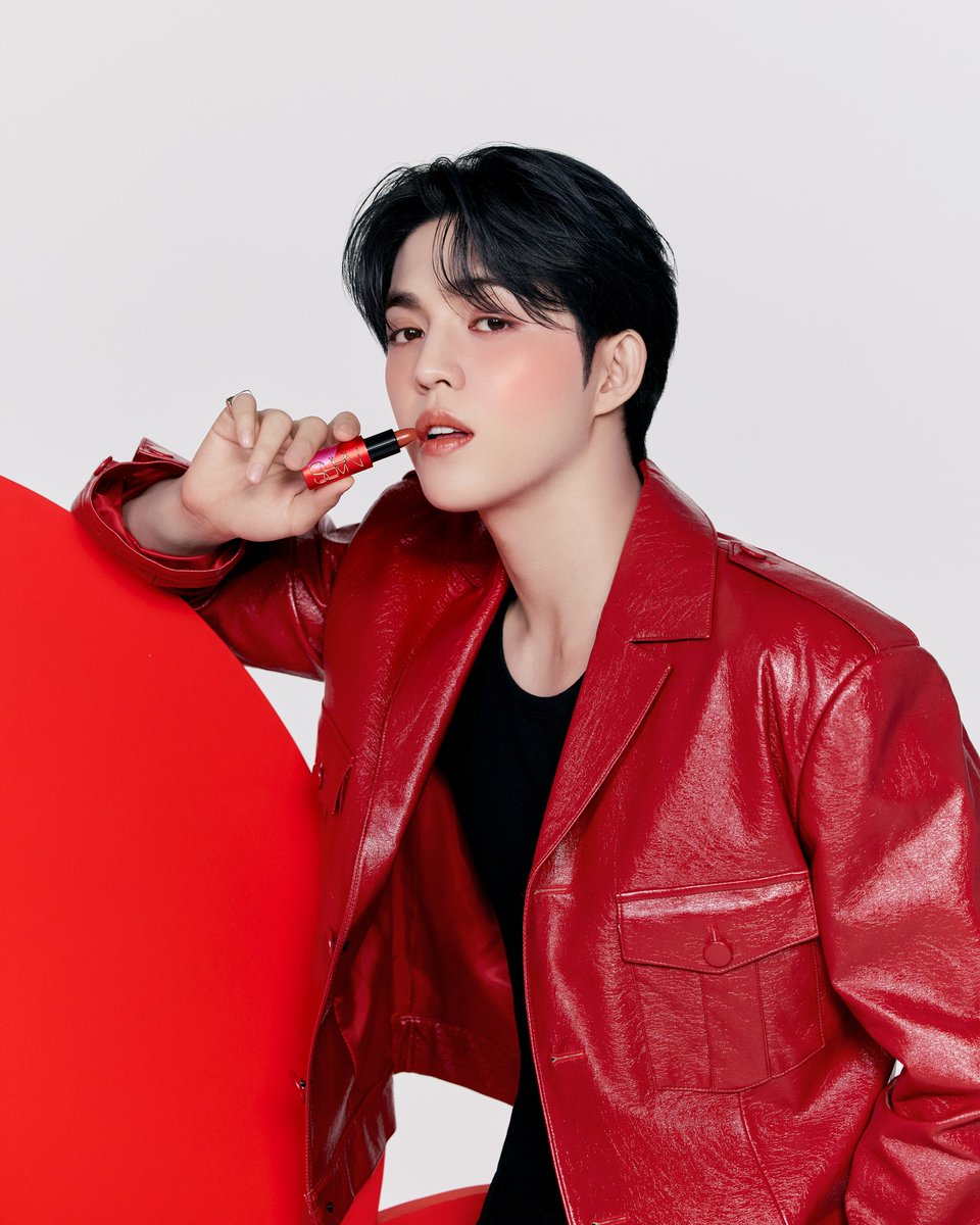 seungchepol's tweet photo. He doesn’t just wear red; he commands it. With every glance and every pose, he turns the fiery hue into a reflection of his strength and confidence. A vision of elegance and intensity. https://t.co/m1ZhKPiqJZ