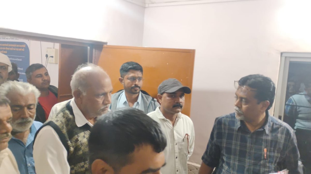 આજ રોજ ઘોઘા તાલુકાના વાવડી ગામની ગ્રામ પંચાયતની મુલાકાત લઈ ગામ લોકોના પ્રશ્નો સાંભળી તેના નિરાકરણ માટે સંબધિત અધિકારીશ્રી સુચના આપેલ તથા તલાટી કમ મંત્રીશ્રી ની સામાન્ય દફતર તપાસણી કરેલ.
<a href="/CMOGuj/">CMO Gujarat</a>
<a href="/BhanubenMLA/">Bhanuben Babariya</a>
<a href="/revenuegujarat/">Revenue Dep. Gujarat</a> 
<a href="/AlokPandey_IAS/">Alok Pandey IAS</a> 
<a href="/Info_Bhavnagar/">Info Bhavnagar GoG</a>