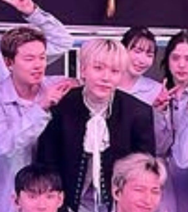 댄서들 사이에 너무 무해하고 귀여운 뿌가……………