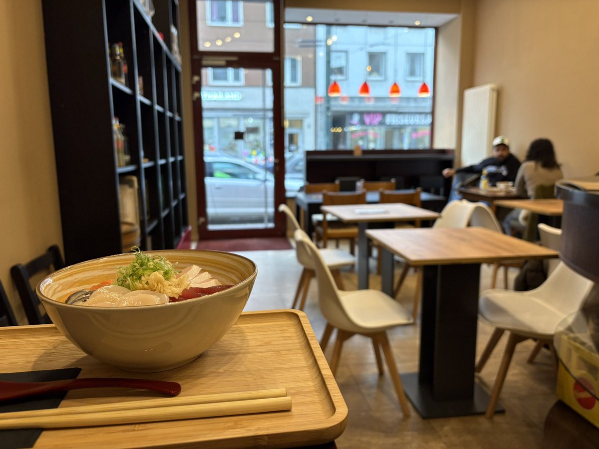 chaaaaaaa_chan's tweet photo. 最近のご報告です。
ドイツ🇩🇪で海鮮丼食べられるカフェやってます☕️🐟
始めて8ヶ月経ちました、今は2号店の契約を目指してます。
みなさんいかがお過ごしですか？

#お久しぶりです https://t.co/UJSGrzOwDn