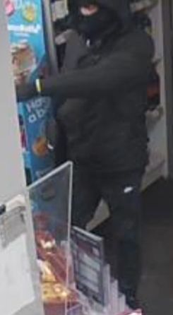 Detectives investigating three linked attempted robberies in Horsforth have released images of the masked suspect.
westyorkshire.police.uk/news-appeals/a…