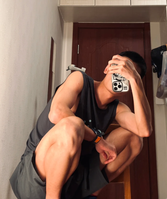 CarlettaKi22560's tweet photo. 退伍两年  身材还是这么顶😎    想找个合适长久的小骚狗 ，好想猛操骚逼，希望可以多陪你几天，喜欢的可以认识下😍😍 https://t.co/QZLMx7ts9d