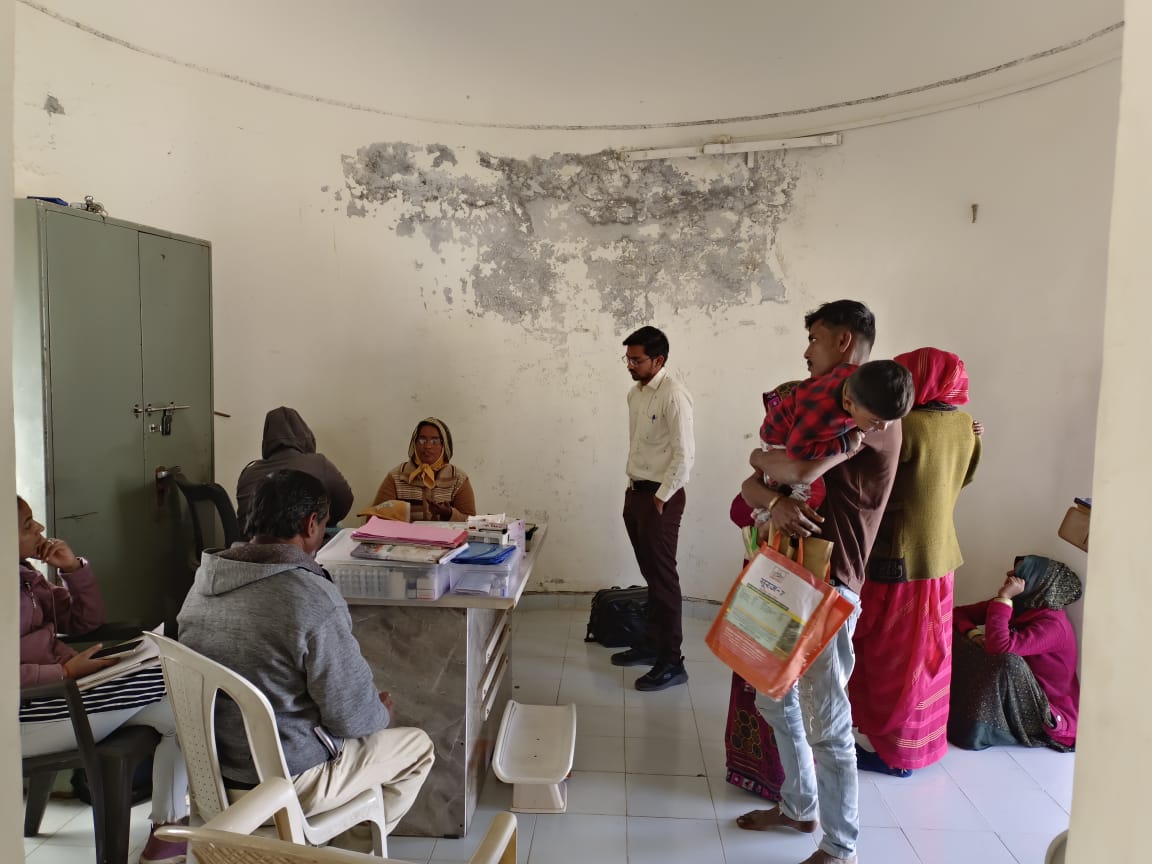 PHCSARVA's tweet image. આજ તા ૮/૧/૨૦૨૫ ના રોજ પ્રા.આ.કે સરવાના પેટાકેન્દ્ર ગઢડિયાના વિરવા ગામ ખાતે #FHW દ્વારા સેશન કરેલ સાથે #MPHW મદદગાર થયા અને @VirjaVishal મેડિકલ ઓફિસરશ્રી તથા #MPHS શ્રી એમ.પી.સોલંકી દ્વારા સઘન સુપરવિઝન કરી લાભાર્થીને પૌષ્ટિક આહાર અને રસીકરણ વિશે વિસ્તૃત સમજાવેલ