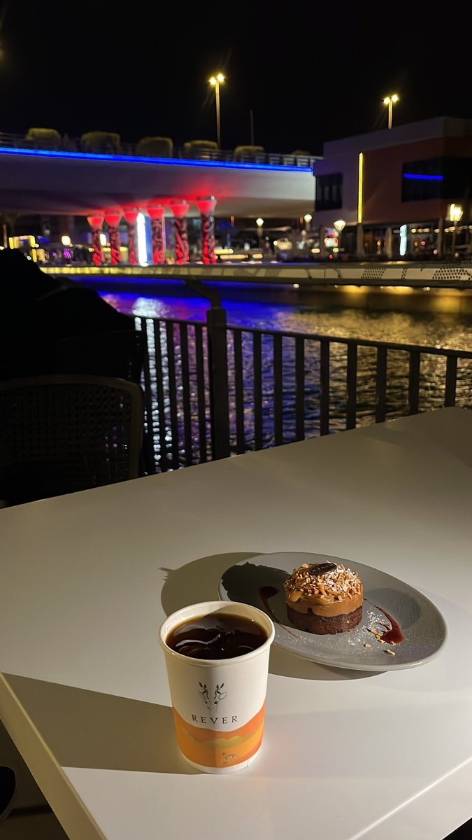 التغاضي والقناعه والرضى بـ انواعه
لا نقص وحده بنفس الادمي كدرها

طع مباديك و روّض نفسك الطماعه
وقلل الهقوات ف العالم و لاتحقرها

والزمن لازيّن ظروفك لـ  مدة ساعه
عش مع الساعه ليالي كامله تذكرها

🩵☕️