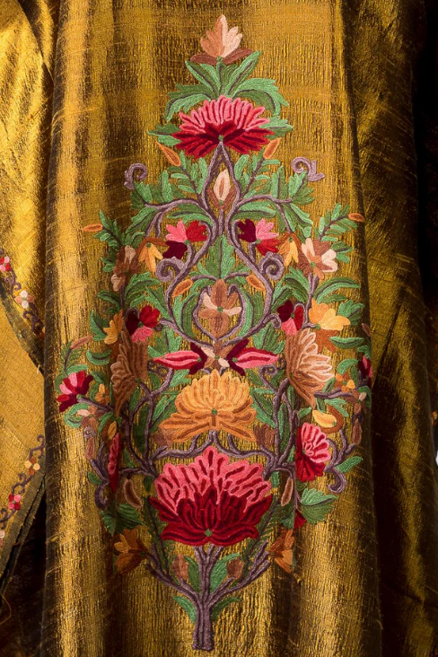 mussarat_zia's tweet image. The HAND is the BRAND! 
Give Kashmir craftsman any contemporary design, he will make it. 
Just look at the patterns of these authentic hand-made embroidered jackets and robes. Awesome. 
📷@kashmircompany
