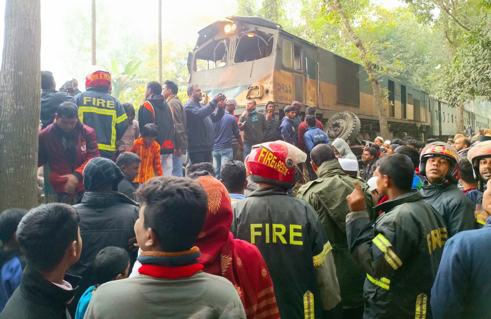 সরিষাবাড়ীতে ট্রেনের ধাক্কায় সার ভর্তি ট্রাক দু’খন্ড, আহত ৩