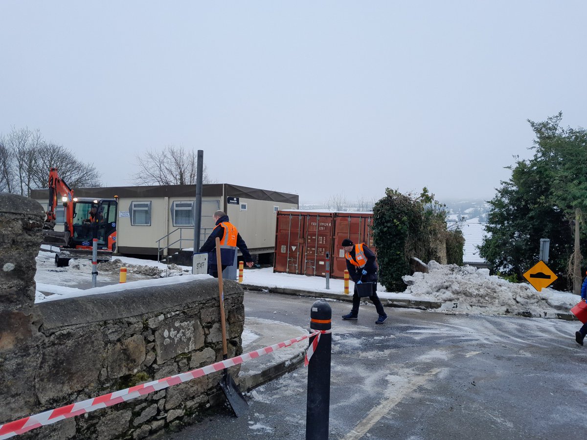 HSEDubSouthEast's tweet photo. A big thank you to @TipperaryUH Technical Services who have been working since Saturday to maintain access to the hospital for staff, patients, @AmbulanceNAS, @CivilDefenceIRL, @irishredcross, @OrderofMaltaIRL &amp; local volunteers assisting with the transport of patients &amp; staff 👏 https://t.co/7OLEcKyZhL