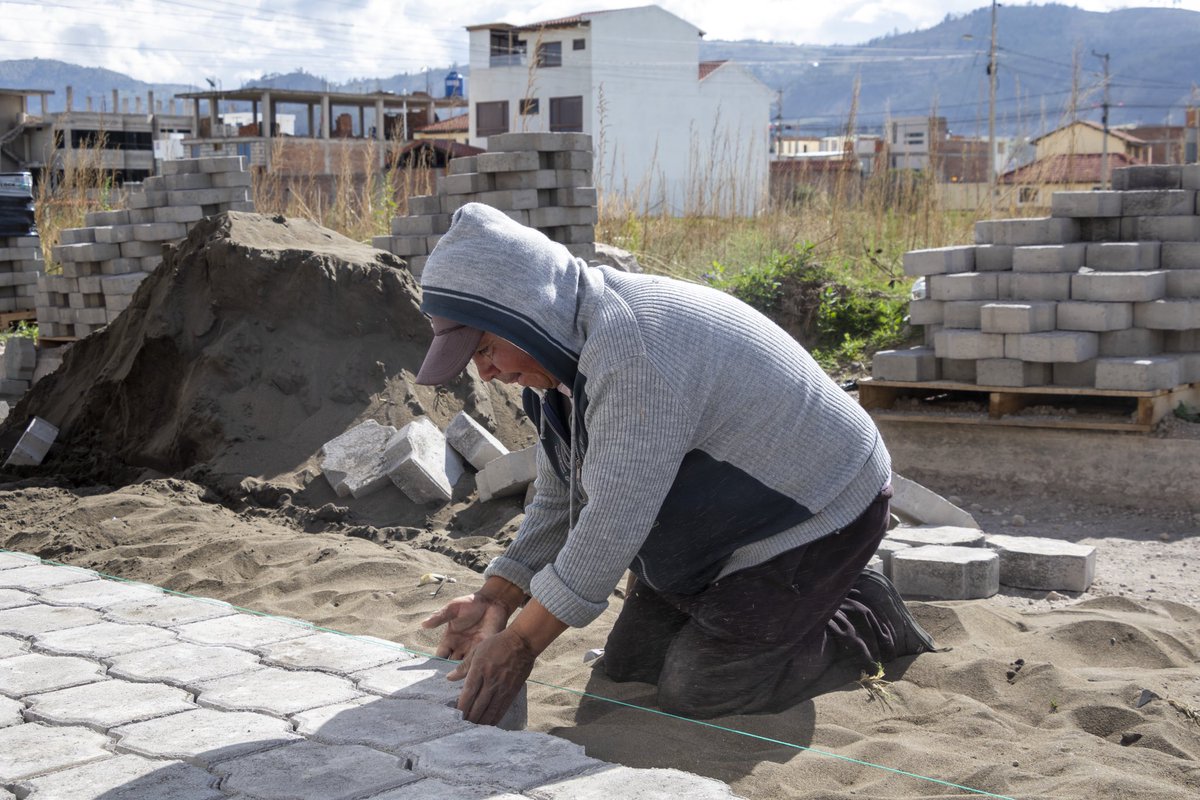 El adoquinado en el barrio La Lolita 2 ya inició. 
Con el ingreso de la maquinaria y la entrega del adoquín, los vecinos iniciaron felices la obra de adoquinado, ayer realizamos un recorrido por la obra y entregamos el cemento necesario para que continúen con la obra. 🤝👏🚜