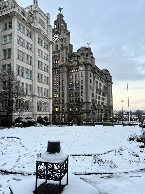 Myth No 5: Don't clear your own drive or pathway or someone who falls could sue you.

False.

Anyone can clear snow &amp; ice from the pavement outside their home or public spaces to prevent slips &amp; falls.

To clear snow &amp; ice safely, follow this advice:  metoffice.gov.uk/weather/warnin…