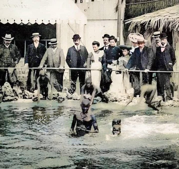 23. Paris'teki İnsan Hayvanat Bahçesi, 1905.  İnsan Hayvanat Bahçesi esas olarak Asyalı, Yerli Amerikalı ve Afrikalıların sergilendiği Avrupa ve Amerika'da mevcuttu. Belçika'nın Brüksel kentindeki son "insan hayvanat bahçesi" 1958'de kapatıldı.