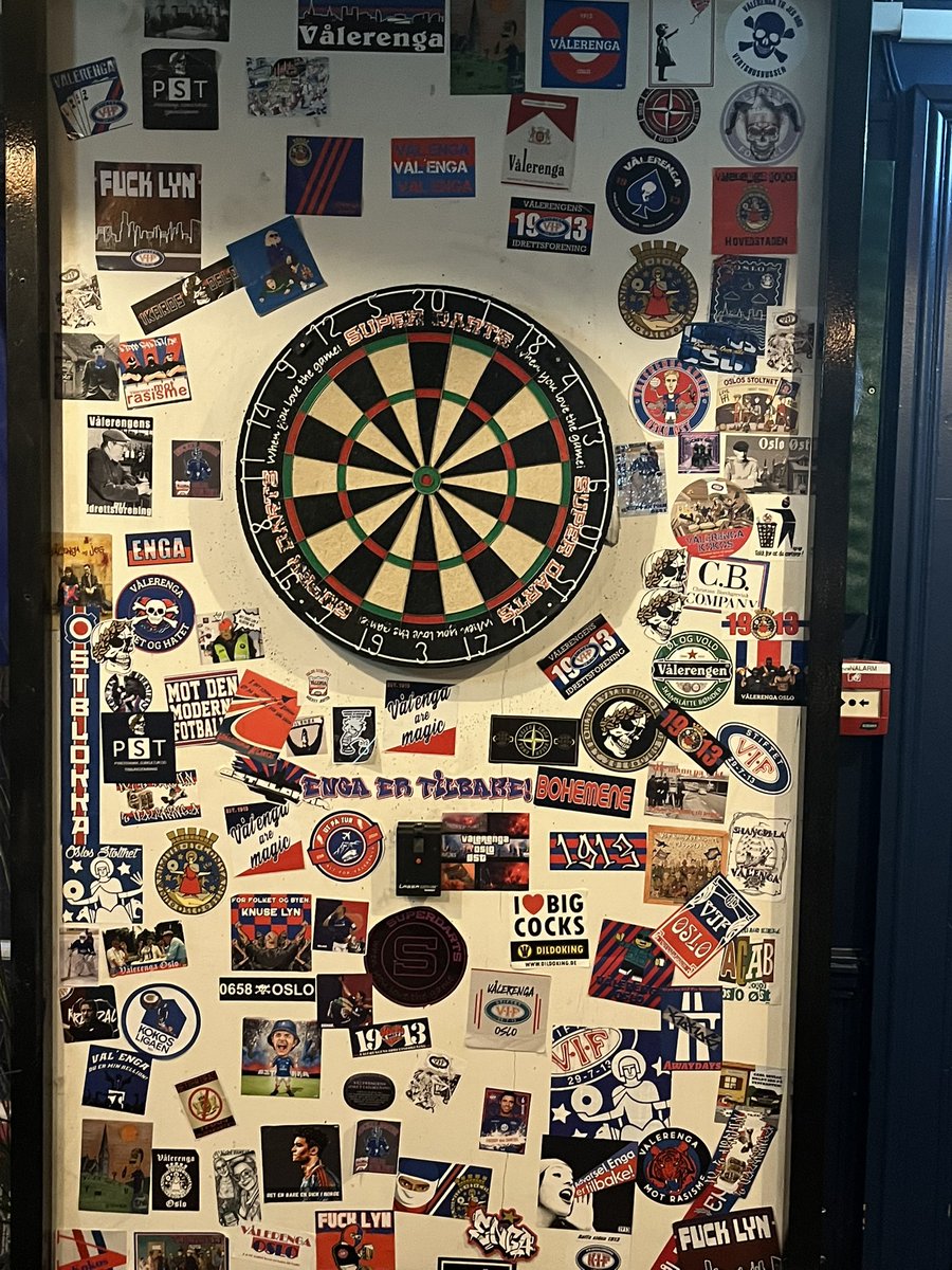Status på dart-veggen, solid start men fortsatt plass til flere stickers- kom innom å lim ☃️
