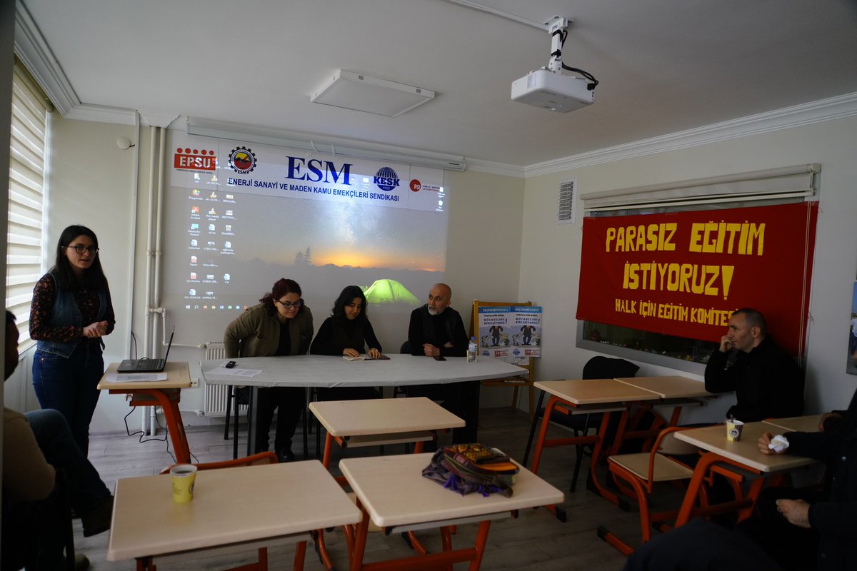 halkicinegitim_'s tweet photo. Halk İçin Eğitim Komitesi olarak Ankara’da ‘Özelleştirmelere Son Verilsin!’ konulu panel düzenledik.
Panelimize Kıyılan Öğretmene şiiriyle başladık.
İlk olarak Ziraat Mühendisi Ünal Kaymak ülkemizde imzalanan özelleştirmelere yönelik anlaşmaları ve tarımdaki sonuçlarını anlattı. https://t.co/wfyjSSveBK