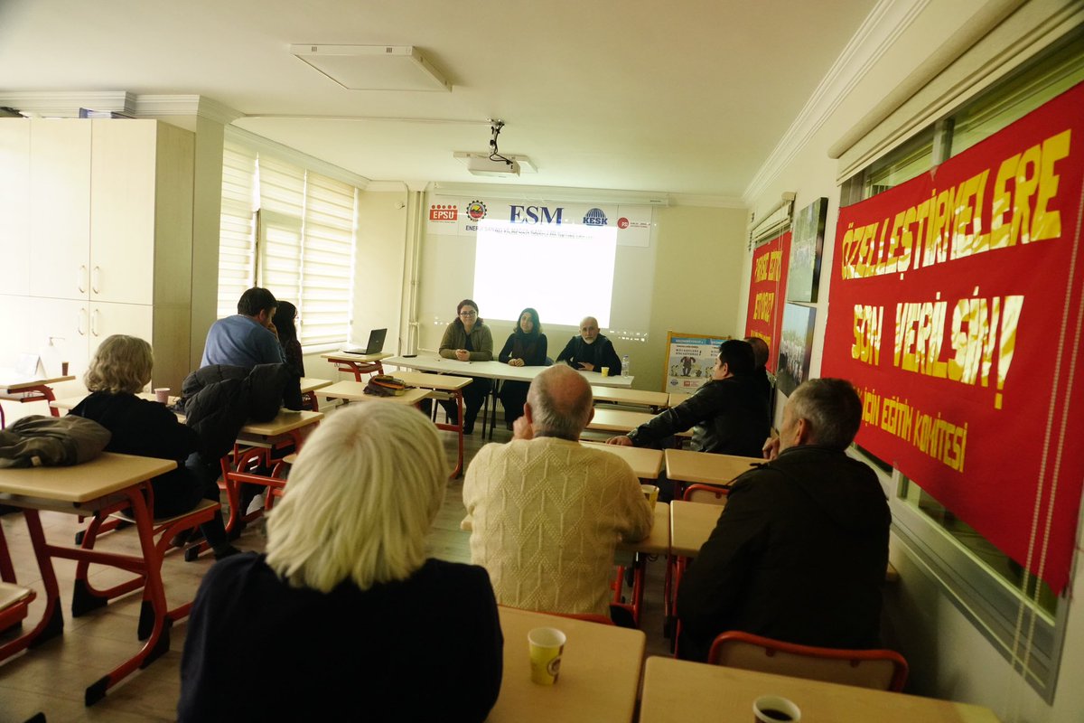 halkicinegitim_'s tweet photo. Halk İçin Eğitim Komitesi olarak Ankara’da ‘Özelleştirmelere Son Verilsin!’ konulu panel düzenledik.
Panelimize Kıyılan Öğretmene şiiriyle başladık.
İlk olarak Ziraat Mühendisi Ünal Kaymak ülkemizde imzalanan özelleştirmelere yönelik anlaşmaları ve tarımdaki sonuçlarını anlattı. https://t.co/wfyjSSveBK