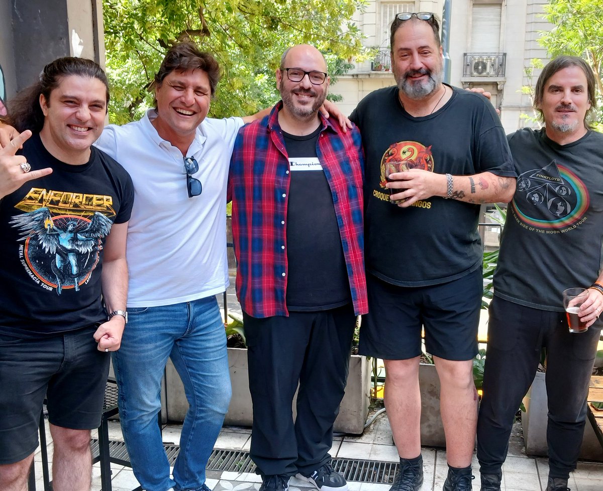 Fotaza con el equipo de <a href="/metalprogpop/">Metal Prog Pop Cast</a>, con quienes finalmente pudimos cruzarnos en persona hace algunas semanas 😀