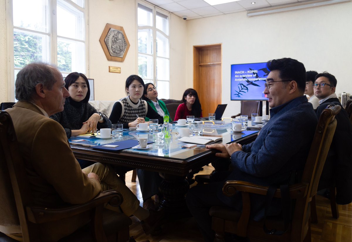 inach_gob's tweet photo. 🇦🇶🇨🇱🇰🇷Una delegación del Instituto Coreano de Investigación Polar @kopripr visitó INACH a fin de fortalecer la cooperación científica entre ambas instituciones y se reunieron con el director @Gino_Casassa  Este encuentro refuerza lazos entre Chile y Corea en ciencia antártica. https://t.co/YQIOwaYHoC