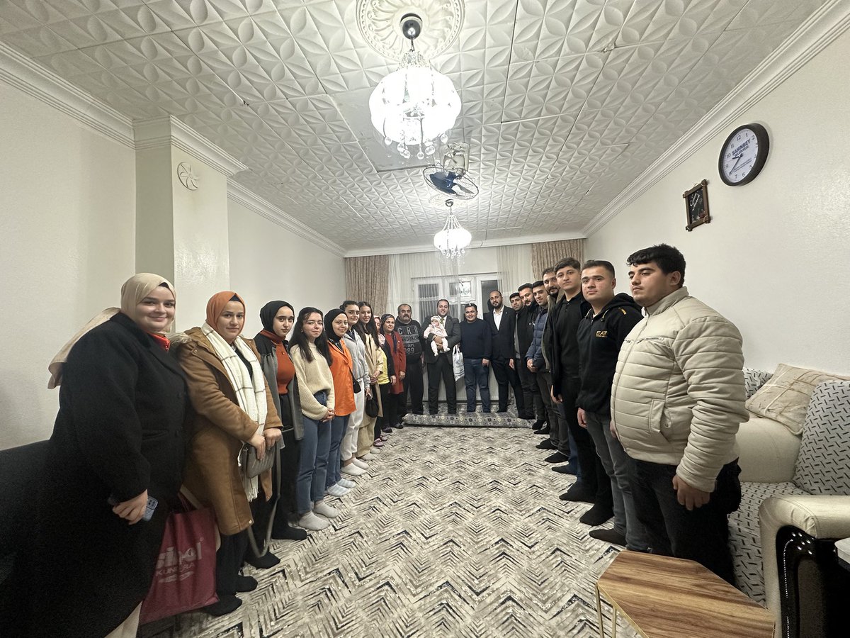 📍 Burç Mahallesi 

Yürütme ve Yönetim Kurulu Üyelerimiz ile birlikte Teşkilat Mensubumuz Sedat Ali Çevik’in aile evine misafir olarak sohbet edip bir takım istişarelerde bulunduk.

Misafirperverliklerinden dolayı Sedat Ali kardeşimize ve kıymetli ailesine teşekkürlerimi