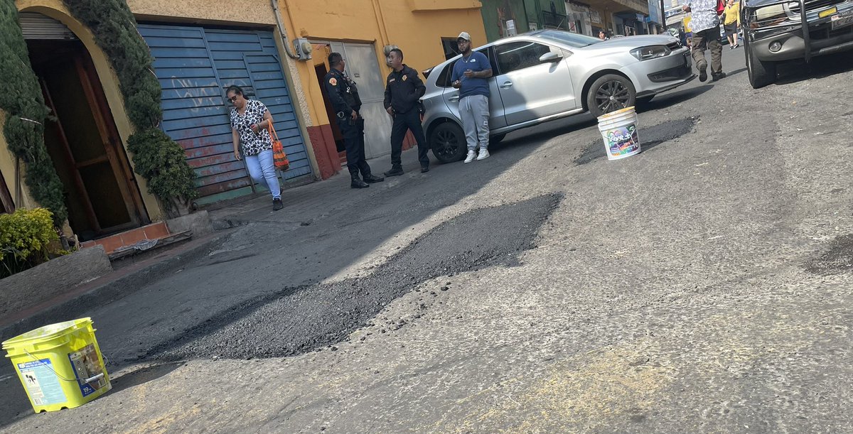 ClaudiaCastillo (@mhtacubaya) on Twitter photo Los vecinos tuvimos q organizarnos ante la falta de apoyo al personal d Obras d <a href="/AlcaldiaAO/">Alcaldía Álvaro Obregón</a> que fue a tapar los baches de la c Paso Mayor col La .
Gracias a los elements d policia <a href="/SSC_CDMX/">SSC CDMX</a> por el apoyo
<a href="/LopezCasarinJ/">Javier López Casarín 💥🚀</a> <a href="/GobCDMX/">Gobierno de la Ciudad de México</a>
<a href="/tomaspliegoc/">Tomás Pliego</a> Los vecinos tuvimos q organizarnos ante la falta de apoyo al personal d Obras d <a href="/AlcaldiaAO/">Alcaldía Álvaro Obregón</a> que fue a tapar los baches de la c Paso Mayor col La .
Gracias a los elements d policia <a href="/SSC_CDMX/">SSC CDMX</a> por el apoyo
<a href="/LopezCasarinJ/">Javier López Casarín 💥🚀</a> <a href="/GobCDMX/">Gobierno de la Ciudad de México</a>
<a href="/tomaspliegoc/">Tomás Pliego</a>
