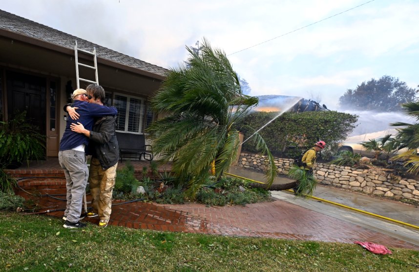 Multiple homes burning on Altadena Drive, Page, Braeburn, Tanoble and Porter. Altadena Town Country Club destroyed. #eatonfire