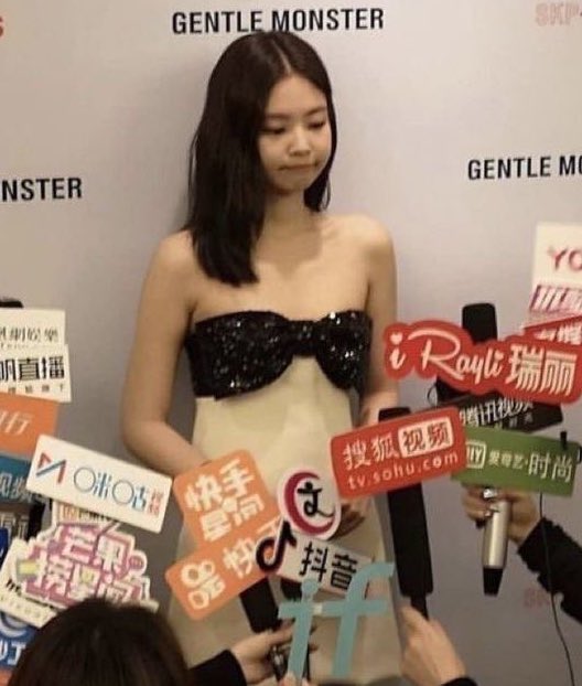 archivesjnk's tweet image. ari immediately reminded me of jennie