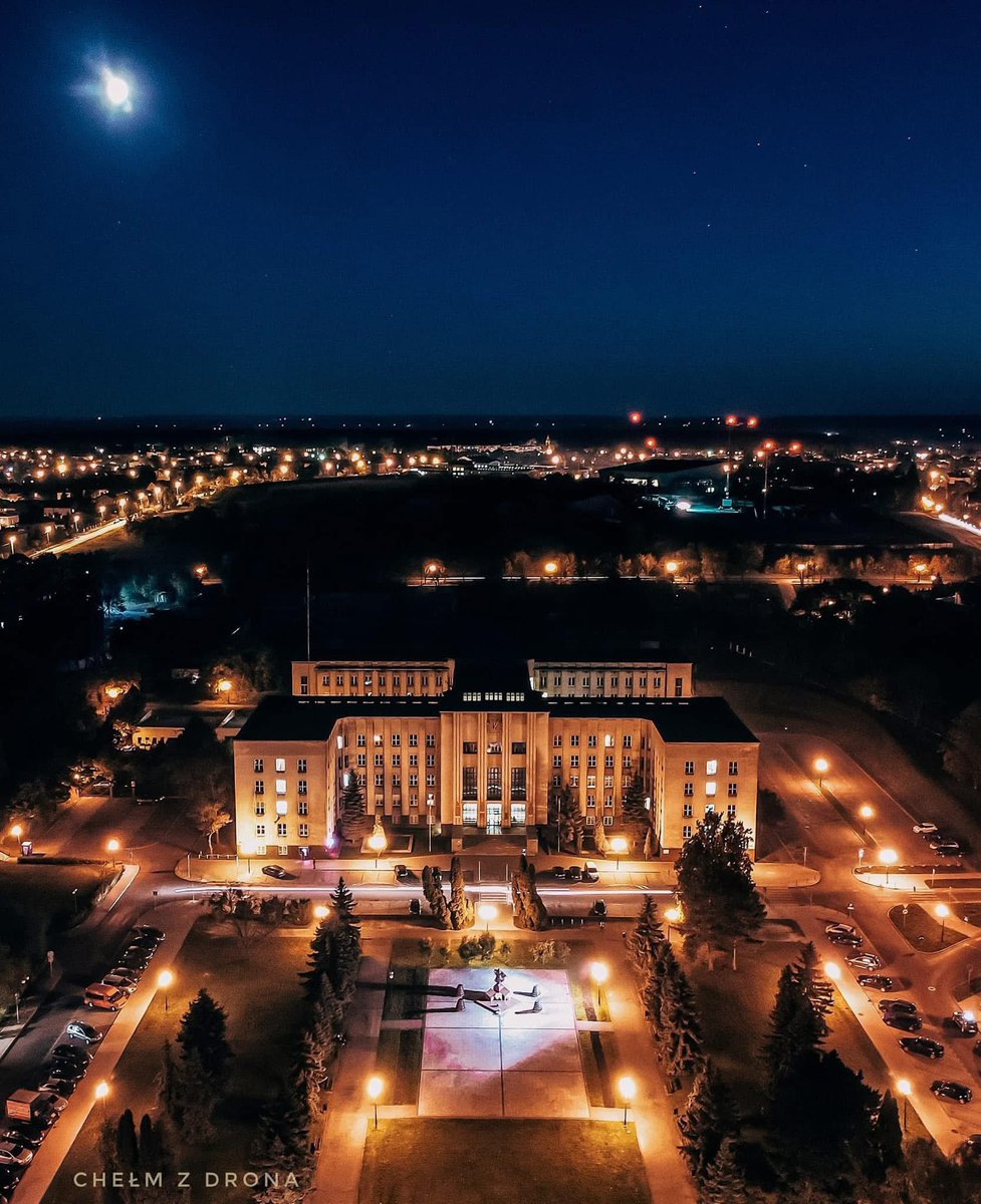 Jakub Banaszek (@jakub_banaszek) on Twitter photo 🏛️Życząc wszystkim dobrej nocy zapraszam na jutrzejszą opowieść o drugiej największej inwestycji IIRP jaką jest Wschodnia Dyrekcja Kolei w Chełmie.
🖌️Ulokowana w Chełmie osobista decyzją Marszałka Józefa Piłsudskiego.
Na zdjęciu największy budynek w <a href="/MiastoChelm/">Miasto Chełm</a> - 🏛️Życząc wszystkim dobrej nocy zapraszam na jutrzejszą opowieść o drugiej największej inwestycji IIRP jaką jest Wschodnia Dyrekcja Kolei w Chełmie.
🖌️Ulokowana w Chełmie osobista decyzją Marszałka Józefa Piłsudskiego.
Na zdjęciu największy budynek w <a href="/MiastoChelm/">Miasto Chełm</a> -