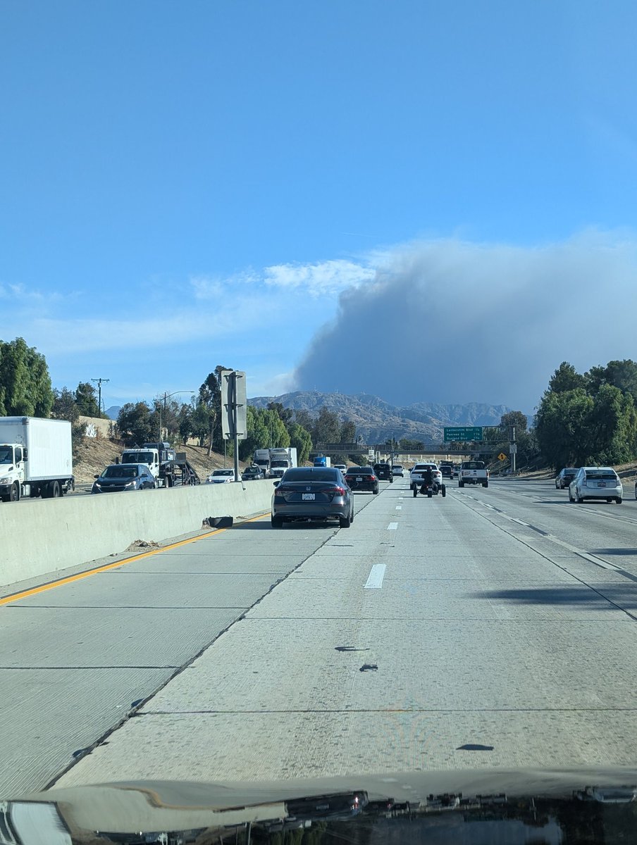 Hyebruin's tweet photo. @lookner Eaton Fire

Both pictures are from the San Fernando valley facing Southeast. https://t.co/RHiLEuvbiM