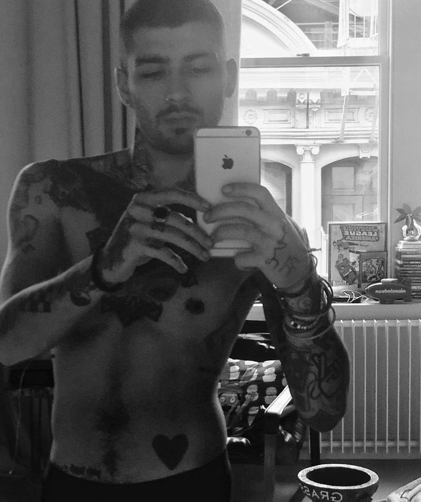zjmposts's tweet photo. this zayn malik mirror selfie https://t.co/tBglZPGTDa